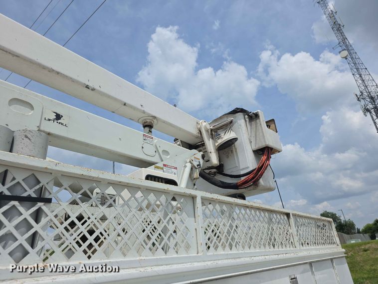 image for item FH6223 2006 International 4400 bucket truck