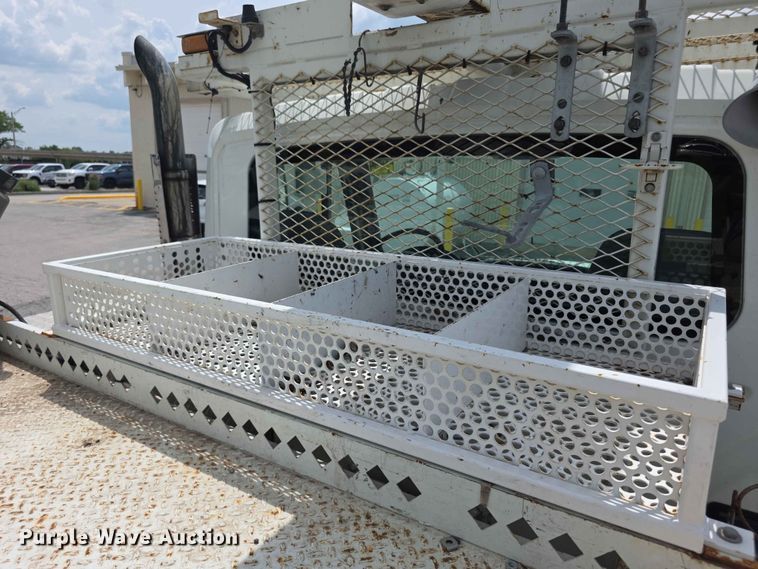 image for item FH6223 2006 International 4400 bucket truck