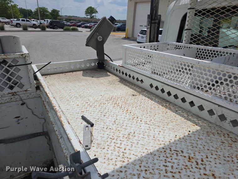image for item FH6223 2006 International 4400 bucket truck