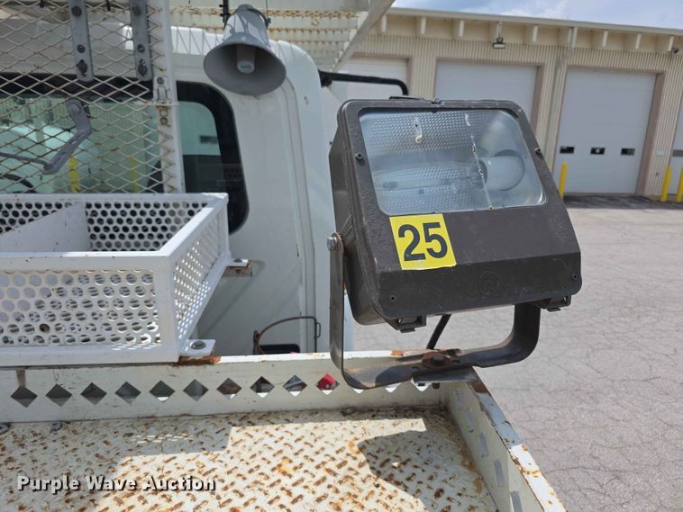 image for item FH6223 2006 International 4400 bucket truck
