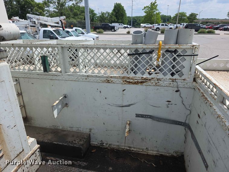 image for item FH6223 2006 International 4400 bucket truck