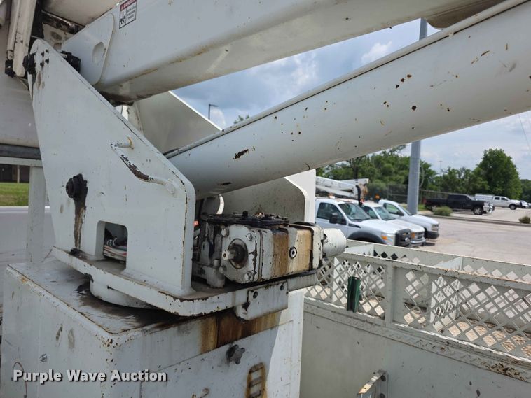 image for item FH6223 2006 International 4400 bucket truck