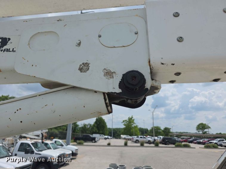 image for item FH6223 2006 International 4400 bucket truck