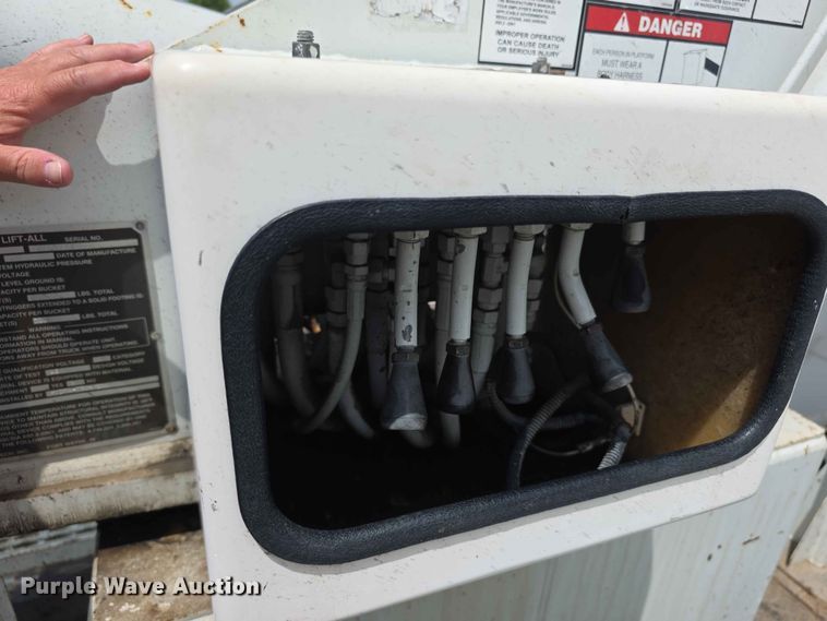 image for item FH6223 2006 International 4400 bucket truck