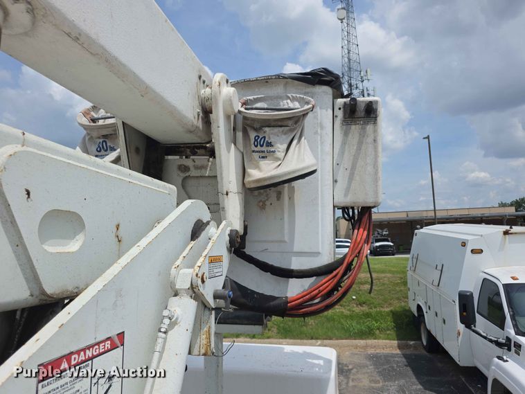 image for item FH6223 2006 International 4400 bucket truck
