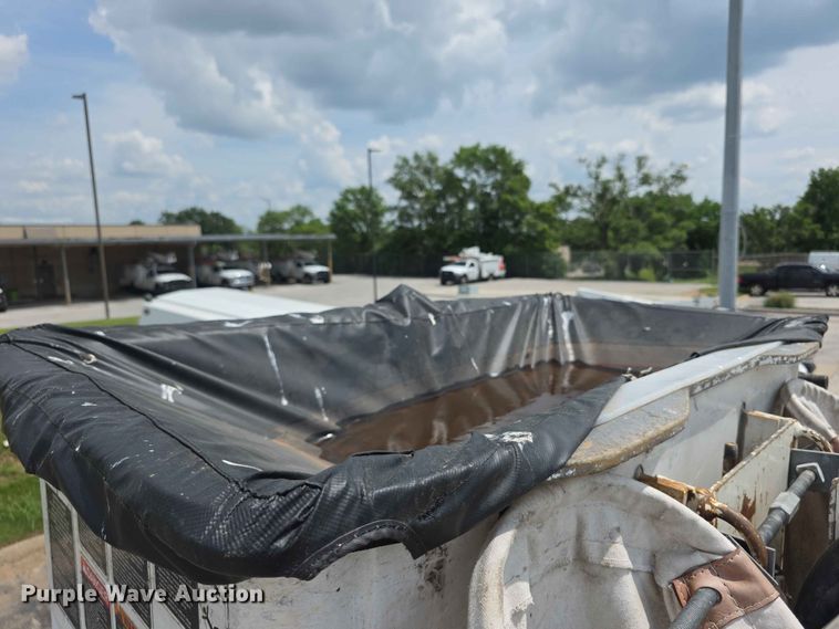 image for item FH6223 2006 International 4400 bucket truck