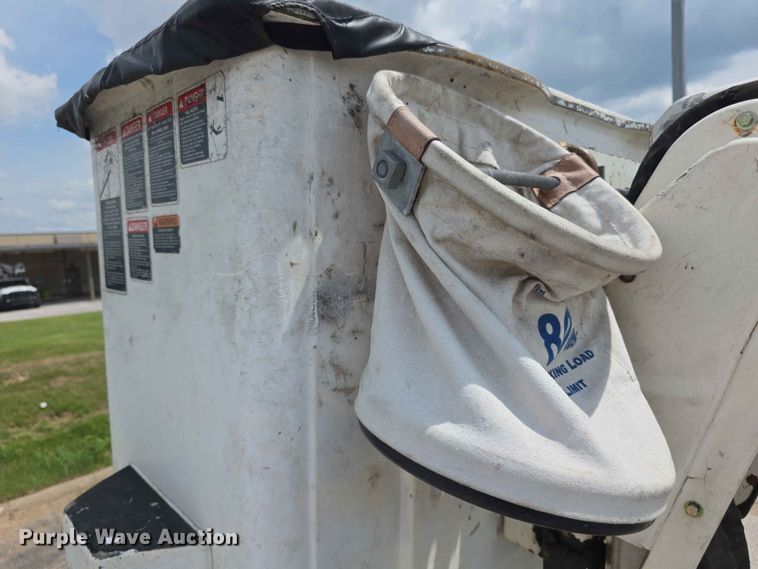 image for item FH6223 2006 International 4400 bucket truck