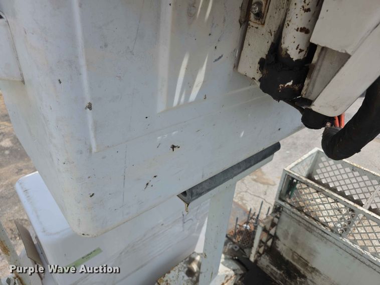 image for item FH6223 2006 International 4400 bucket truck