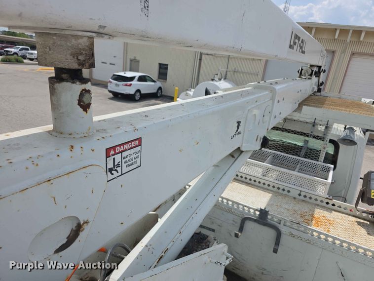 image for item FH6223 2006 International 4400 bucket truck