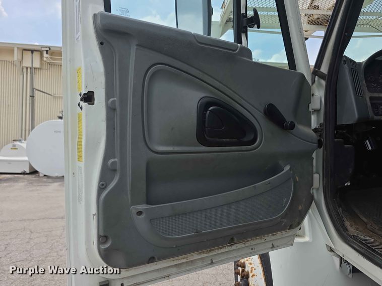 image for item FH6223 2006 International 4400 bucket truck