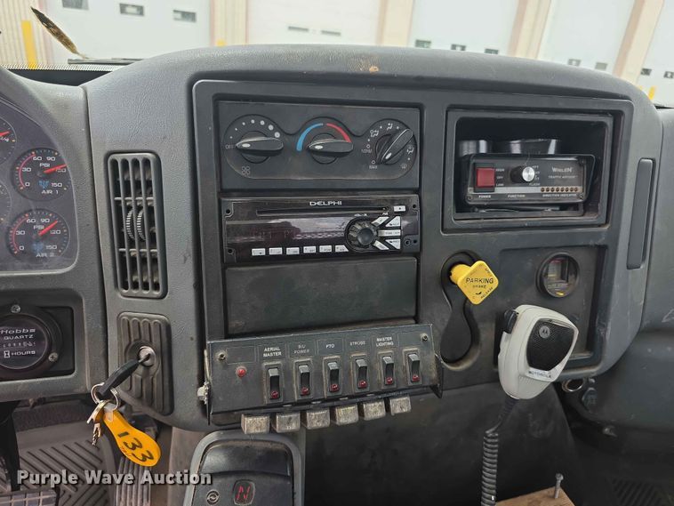 image for item FH6223 2006 International 4400 bucket truck