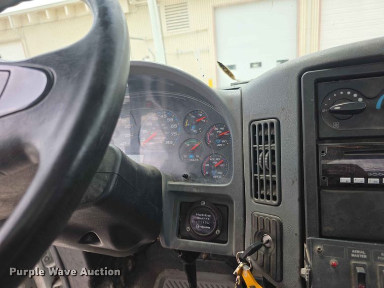 image for item FH6223 2006 International 4400 bucket truck