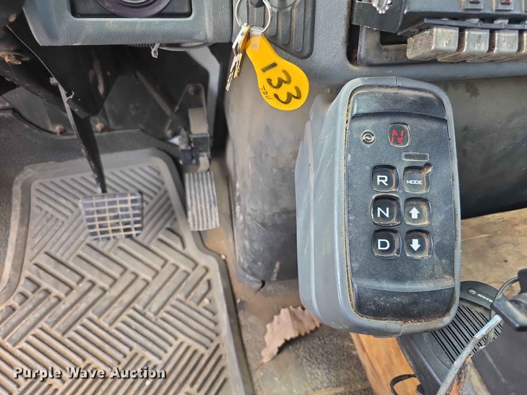 image for item FH6223 2006 International 4400 bucket truck