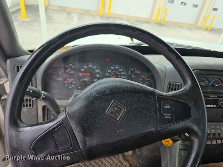 image for item FH6223 2006 International 4400 bucket truck