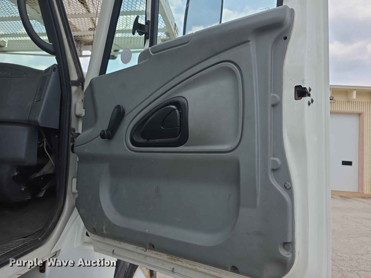 image for item FH6223 2006 International 4400 bucket truck