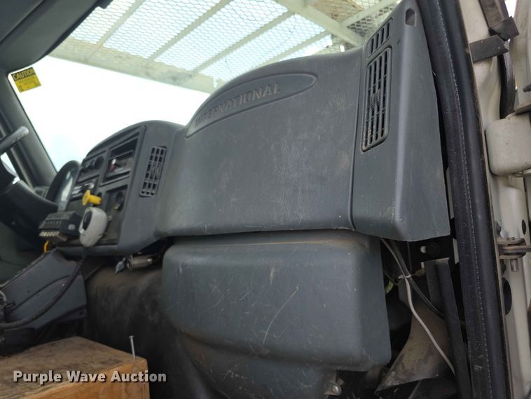 image for item FH6223 2006 International 4400 bucket truck
