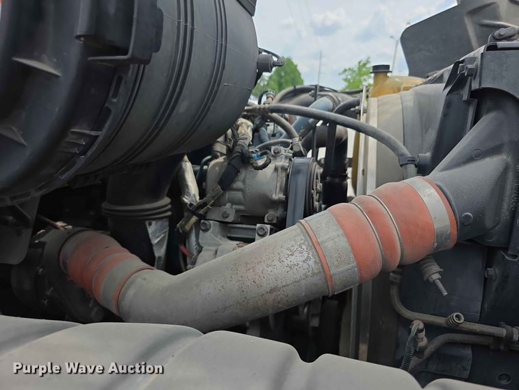 image for item FH6223 2006 International 4400 bucket truck
