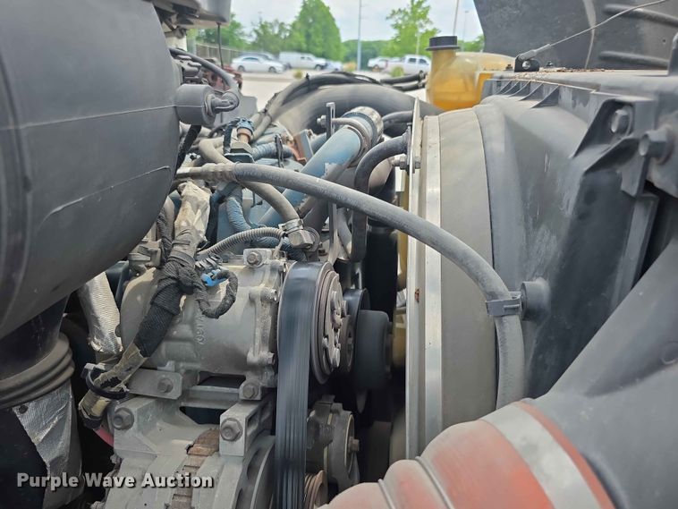 image for item FH6223 2006 International 4400 bucket truck