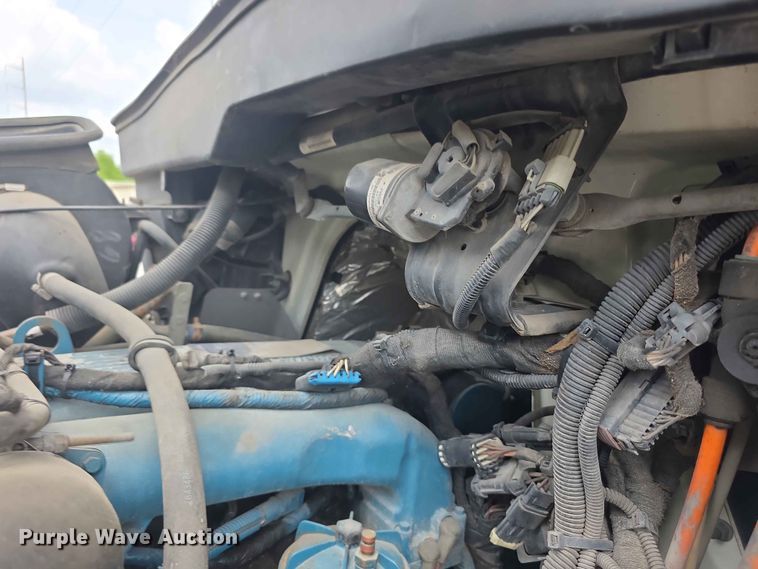 image for item FH6223 2006 International 4400 bucket truck