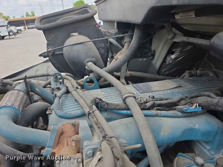 image for item FH6223 2006 International 4400 bucket truck