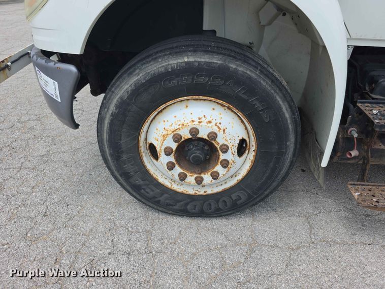 image for item FH6223 2006 International 4400 bucket truck