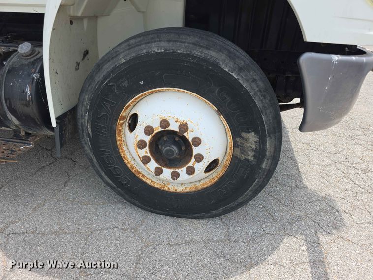 image for item FH6223 2006 International 4400 bucket truck