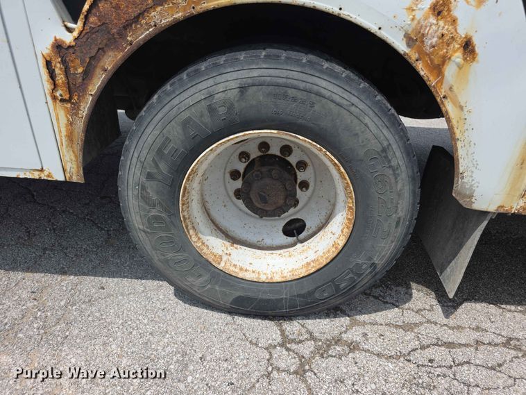 image for item FH6223 2006 International 4400 bucket truck