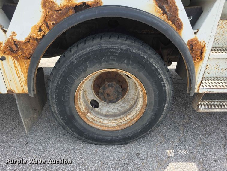 image for item FH6223 2006 International 4400 bucket truck