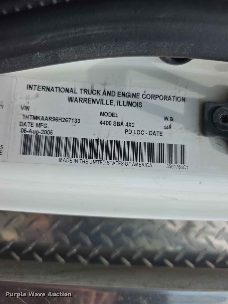 image for item FH6223 2006 International 4400 bucket truck