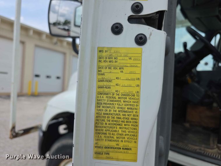 image for item FH6223 2006 International 4400 bucket truck