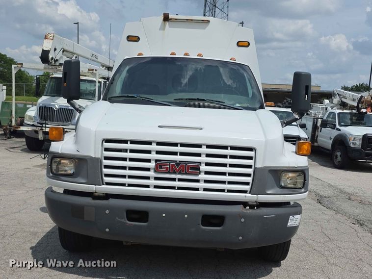 image for item FH6224 2005 GMC C5500 utility / service truck