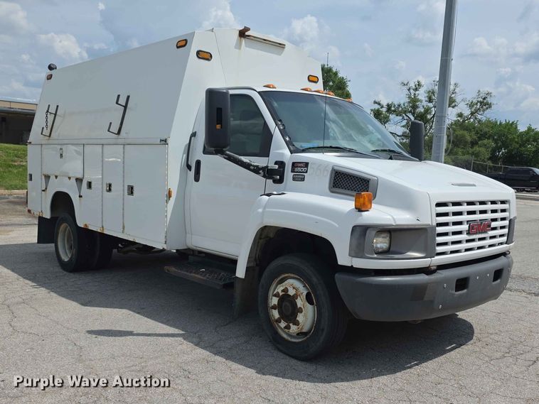 image for item FH6224 2005 GMC C5500 utility / service truck