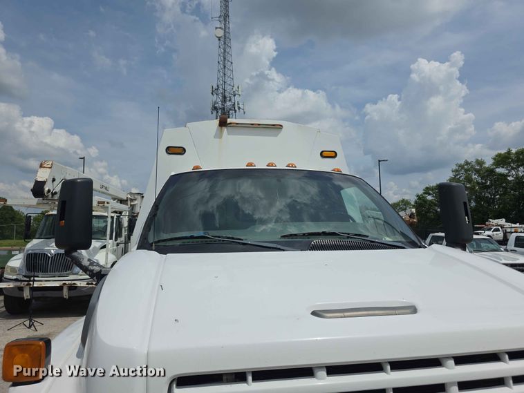 image for item FH6224 2005 GMC C5500 utility / service truck