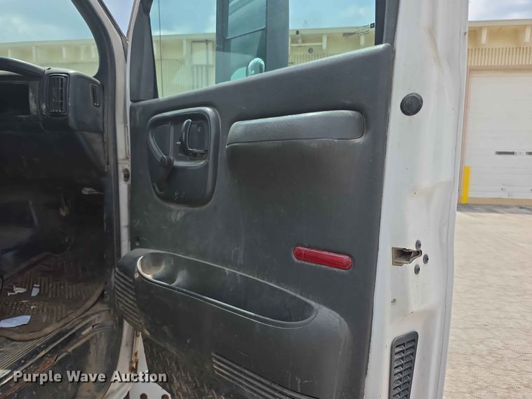 image for item FH6224 2005 GMC C5500 utility / service truck