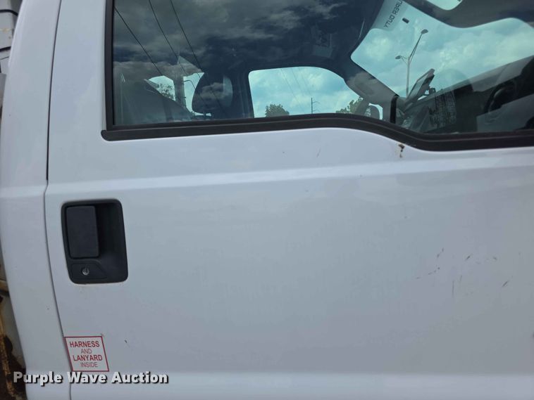 image for item FH6226 2011 Ford F550 Super Duty bucket truck