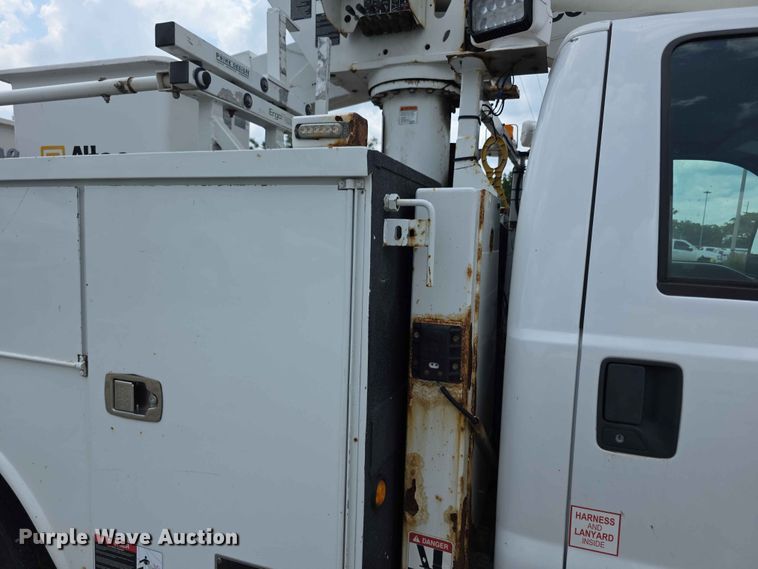 image for item FH6226 2011 Ford F550 Super Duty bucket truck