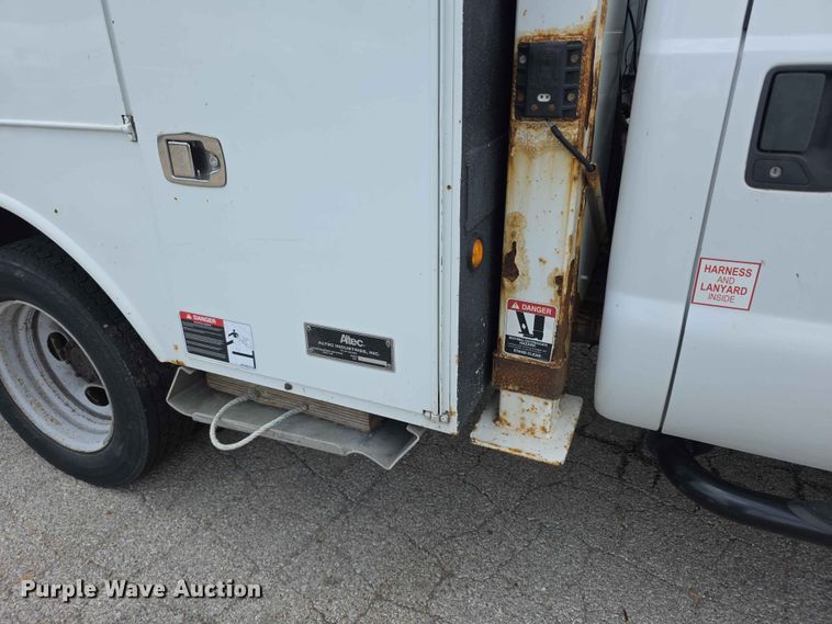 image for item FH6226 2011 Ford F550 Super Duty bucket truck