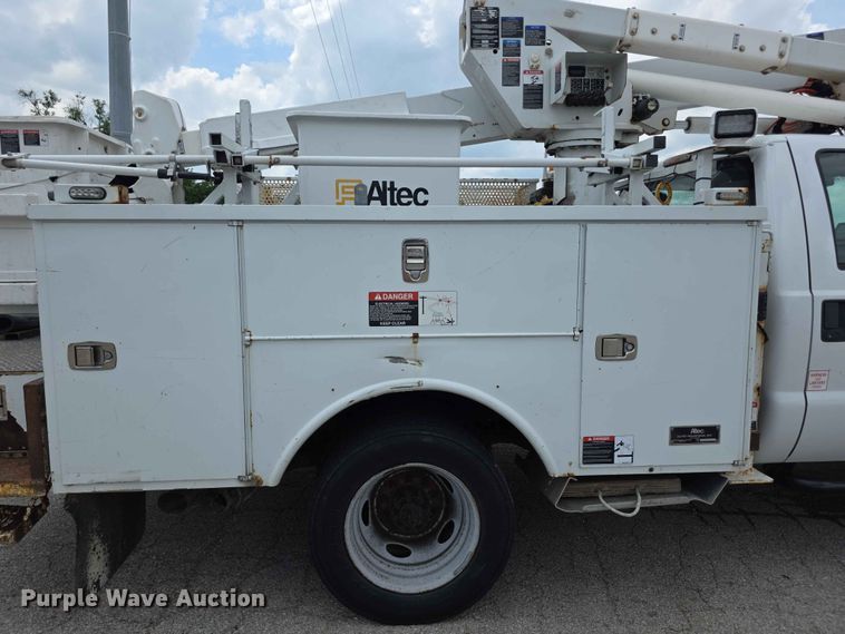 image for item FH6226 2011 Ford F550 Super Duty bucket truck