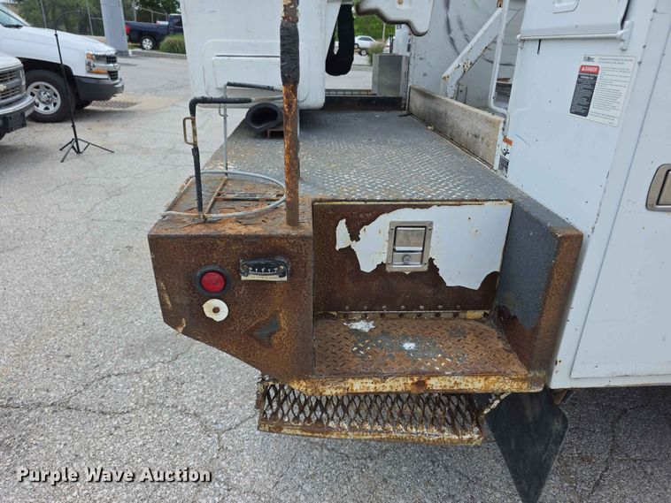 image for item FH6226 2011 Ford F550 Super Duty bucket truck