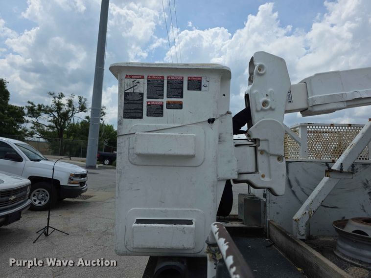 image for item FH6226 2011 Ford F550 Super Duty bucket truck