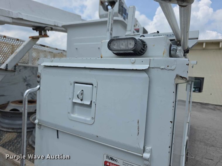 image for item FH6226 2011 Ford F550 Super Duty bucket truck
