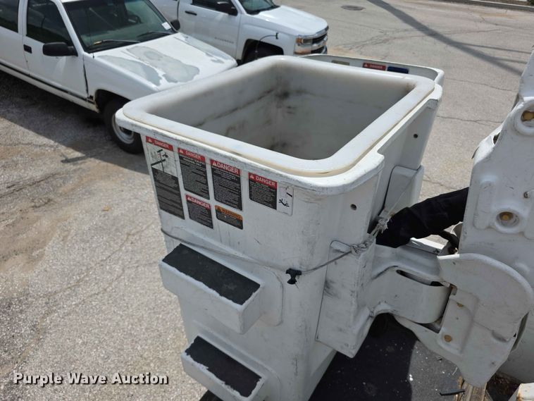 image for item FH6226 2011 Ford F550 Super Duty bucket truck