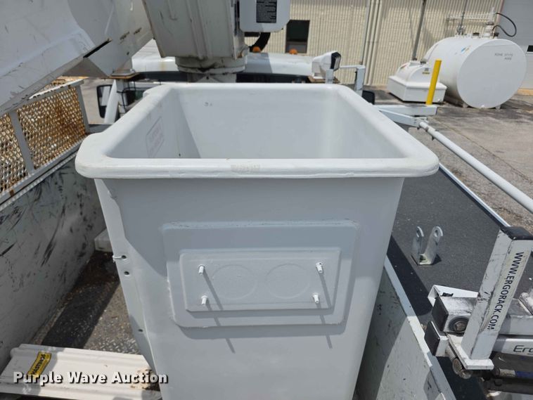 image for item FH6226 2011 Ford F550 Super Duty bucket truck