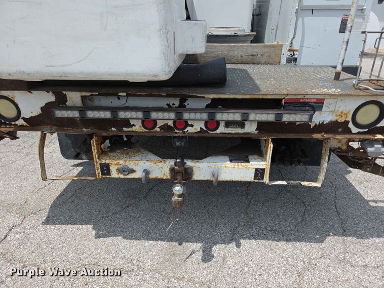 image for item FH6226 2011 Ford F550 Super Duty bucket truck
