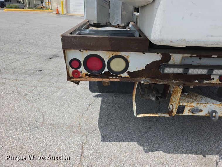 image for item FH6226 2011 Ford F550 Super Duty bucket truck