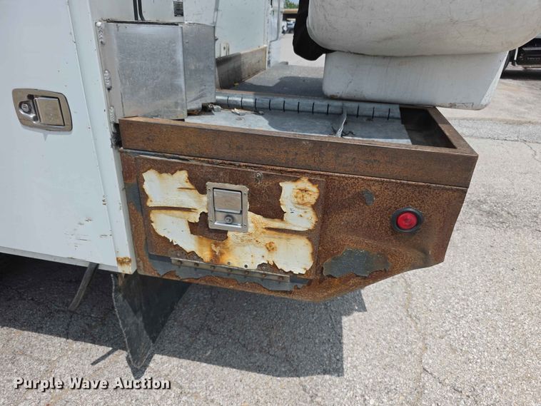image for item FH6226 2011 Ford F550 Super Duty bucket truck