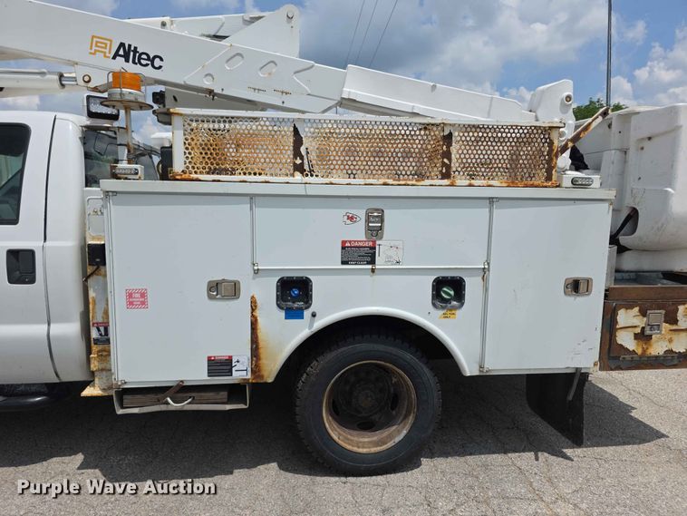 image for item FH6226 2011 Ford F550 Super Duty bucket truck