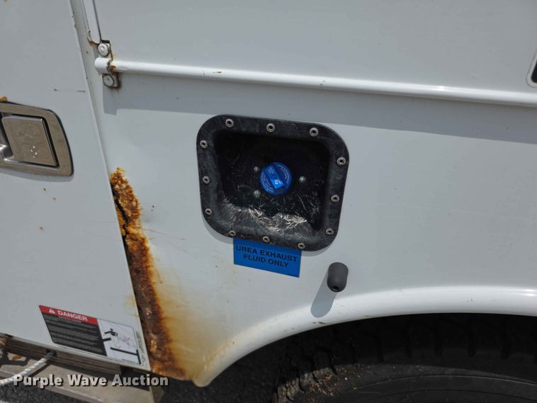 image for item FH6226 2011 Ford F550 Super Duty bucket truck