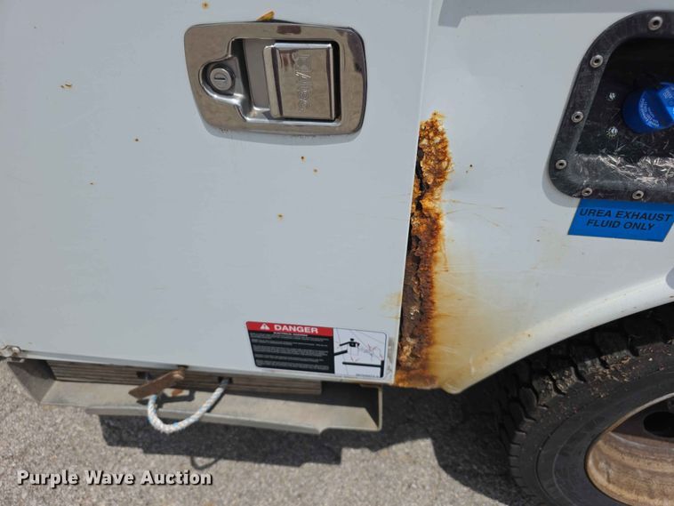 image for item FH6226 2011 Ford F550 Super Duty bucket truck