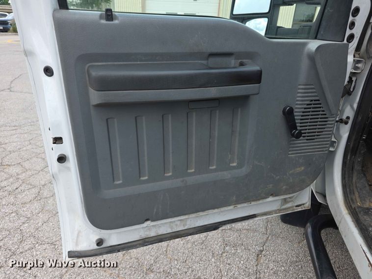 image for item FH6226 2011 Ford F550 Super Duty bucket truck